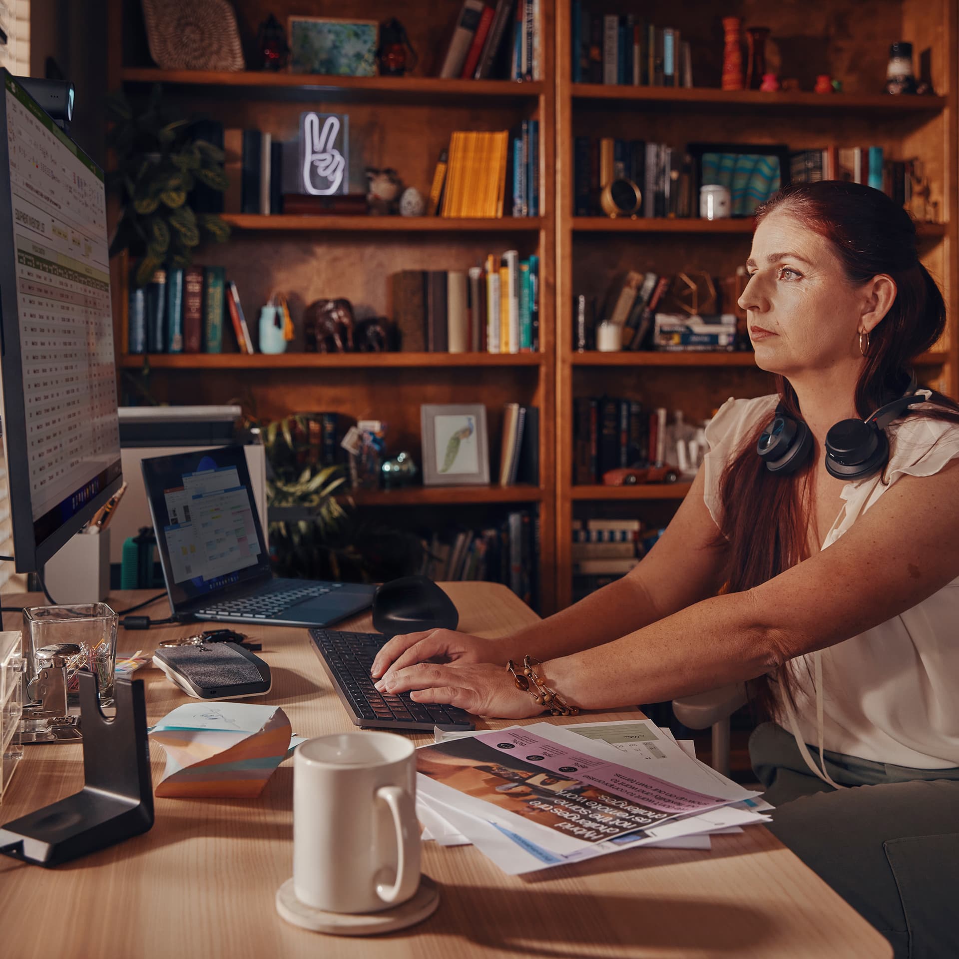 HP Poly Voyager Focus 2 Microsoft Teams Certified USB-C-C Headset +USB-C/A Adapter +Charging Stand, miniatura 3